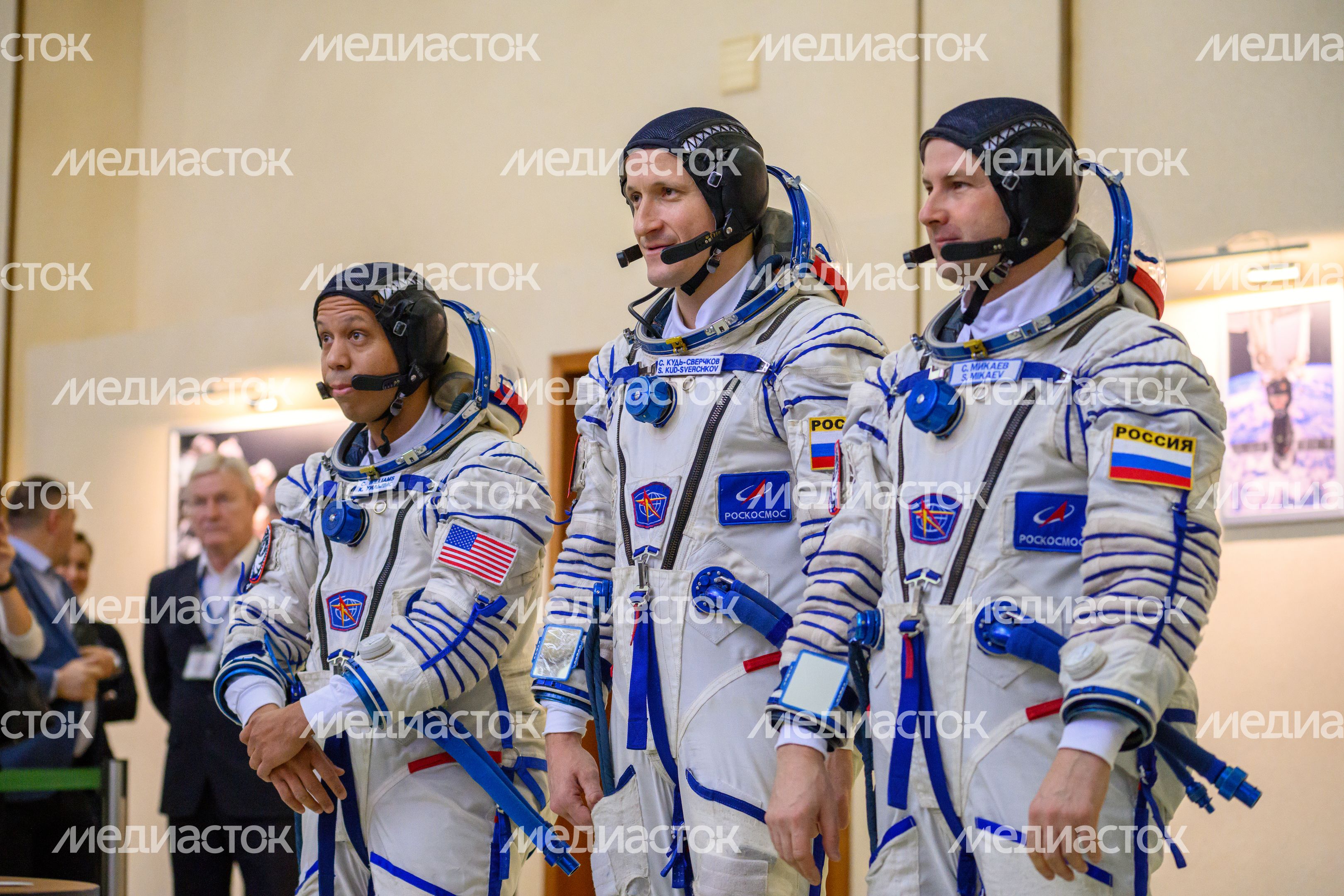 Космонавты основного экипажа МКС-74 Кристофер Уилльямс, Сергей Кудь-Сверчков, Сергей Микаев в Звездном городке