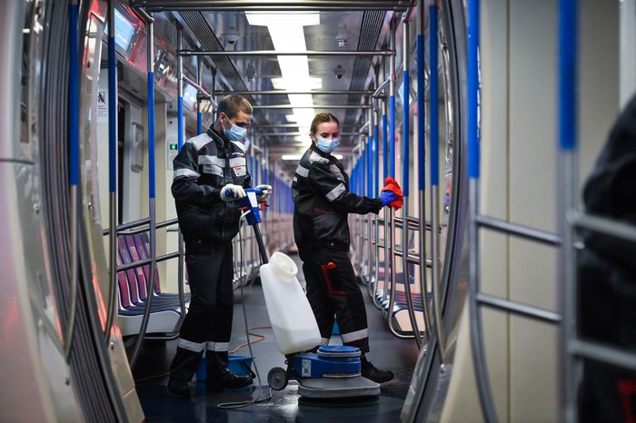 Дезинфекция поезда в московском метро для защиты от коронавируса