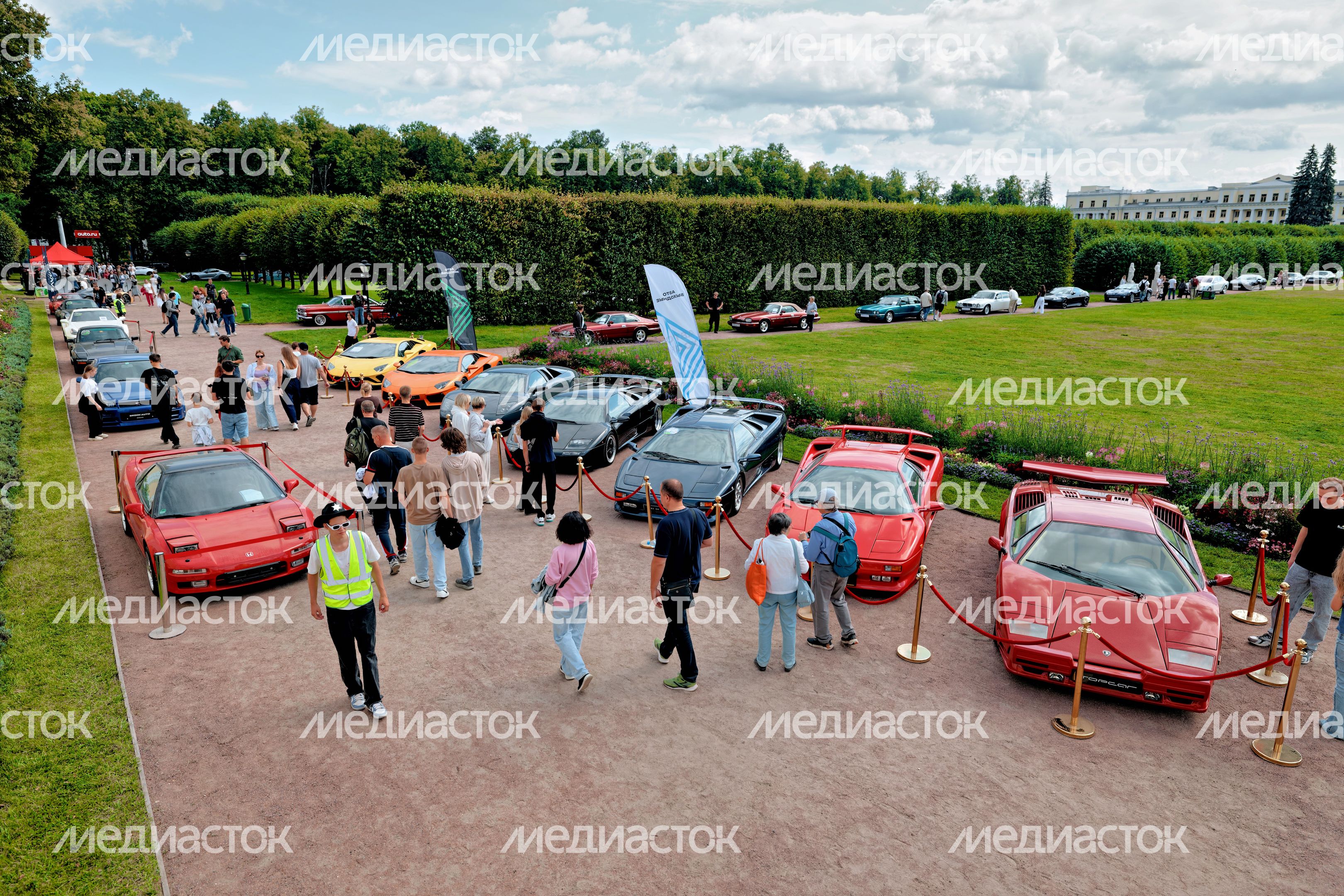 Ретроавтомобили и суперкары на автофестивале «Автовыходные в Архангельском» в округе Красногорск