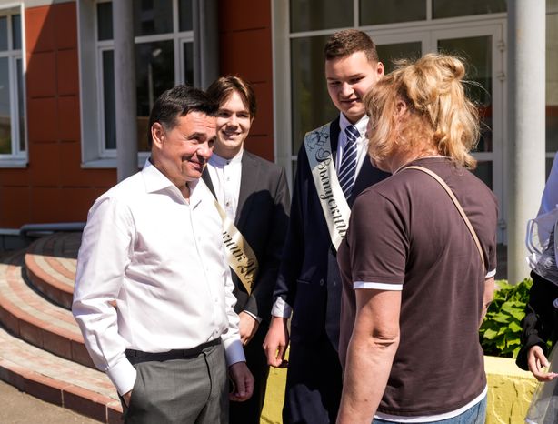 Андрей Воробьев поздравил школьников наро-фоминской СОШ №4 с последним звонком