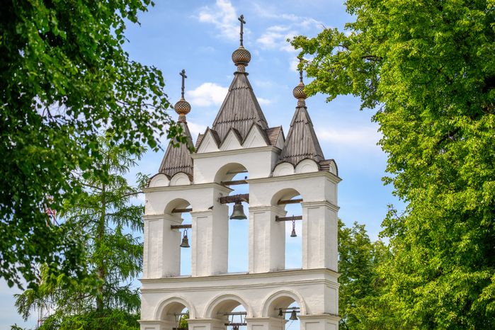 Колокольня Спасо-Преображенской церкви в поселке Большие Вяземы Одинцовского округа