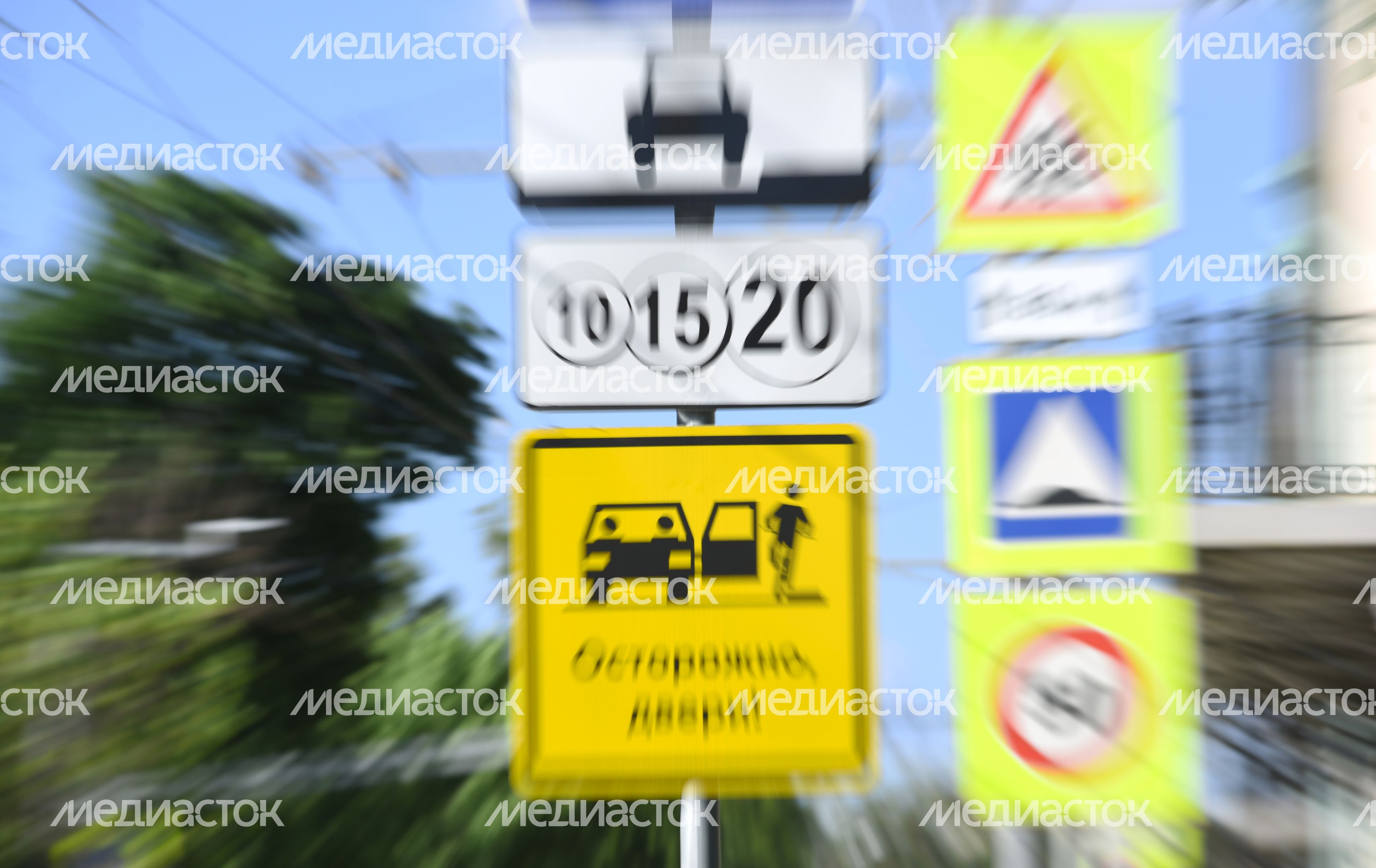 Дорожные знаки на Тверском бульваре в Москве Дорожные знаки на Тверском бульваре в Москве