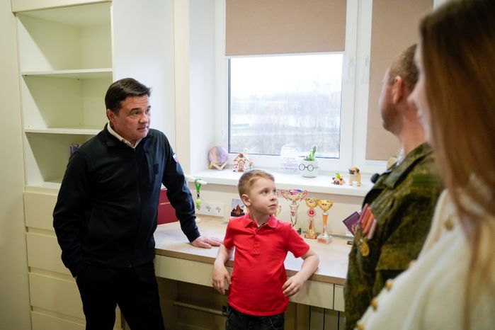 Андрей Воробьев накануне Пасхи навестил  в Электрогорске героя СВО и его семью