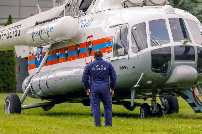 Вертолет МЧС России на тренировке спасательной операции космонавтов в Звездном городке