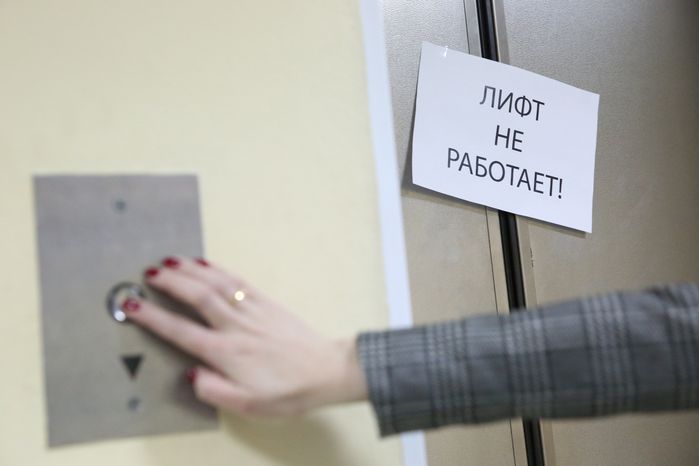 Неисправный лифт в многоэтажном здании в Москве
