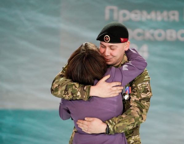 Матери бойцов СВО встретились с сыновьями на церемонии вручения премии "Мы рядом. Доброе дело"