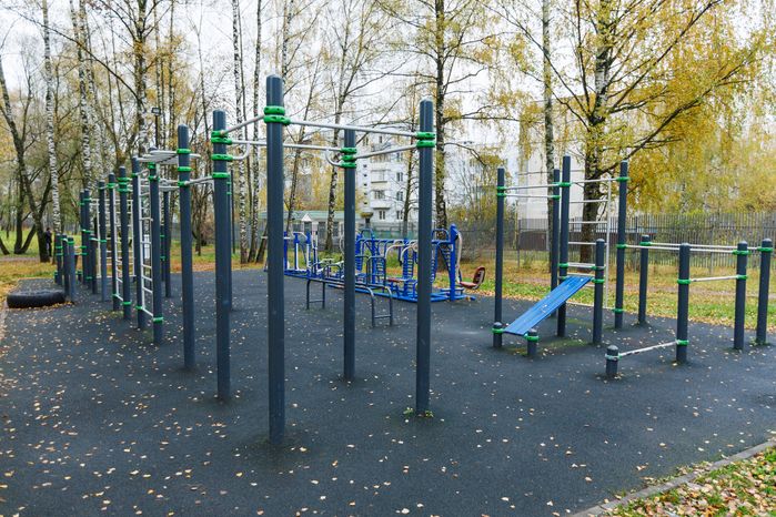 Спортивная площадка в городском парке культуры и отдыха г. Ивантеевка осенью