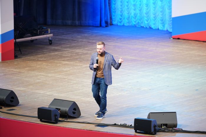 Замгендиректора АНО «Диалог Регионы» Андрей Цепелев выступает на форуме "На государственной службе"