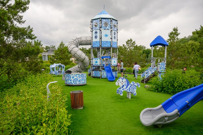 Детская площадка в стиле гжель в Гжельском парке культуры и отдыха (парк «Гжель») Раменского округа