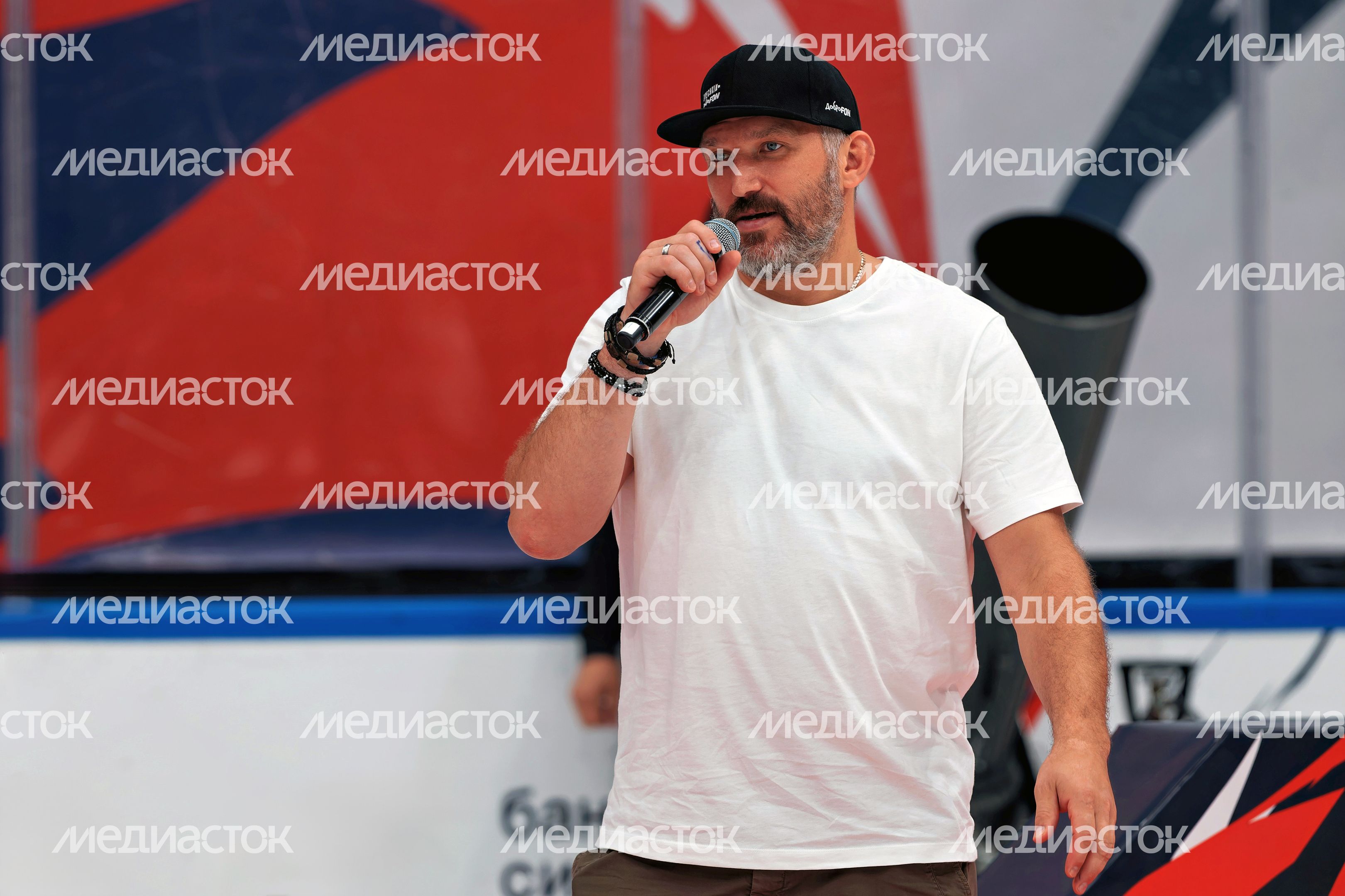 Александр Овечкин наградил победителей детско-юношеского турнира по хоккею «ОВИCUP-2026»