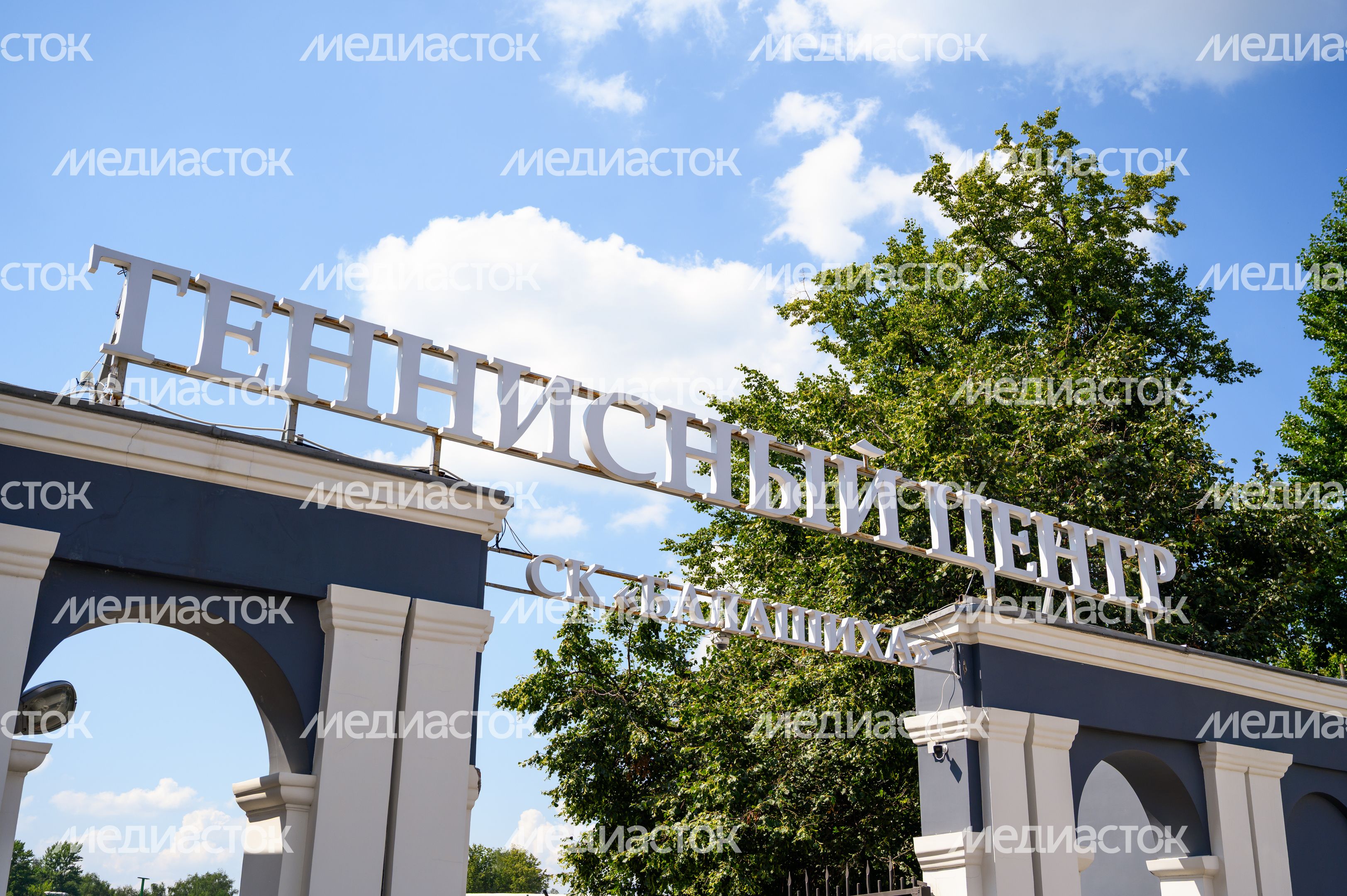 Теннисный центр на территории спорткомплекса «Балашиха» в городе Балашиха Теннисный центр на территории спорткомплекса «Балашиха» в городе Балашиха