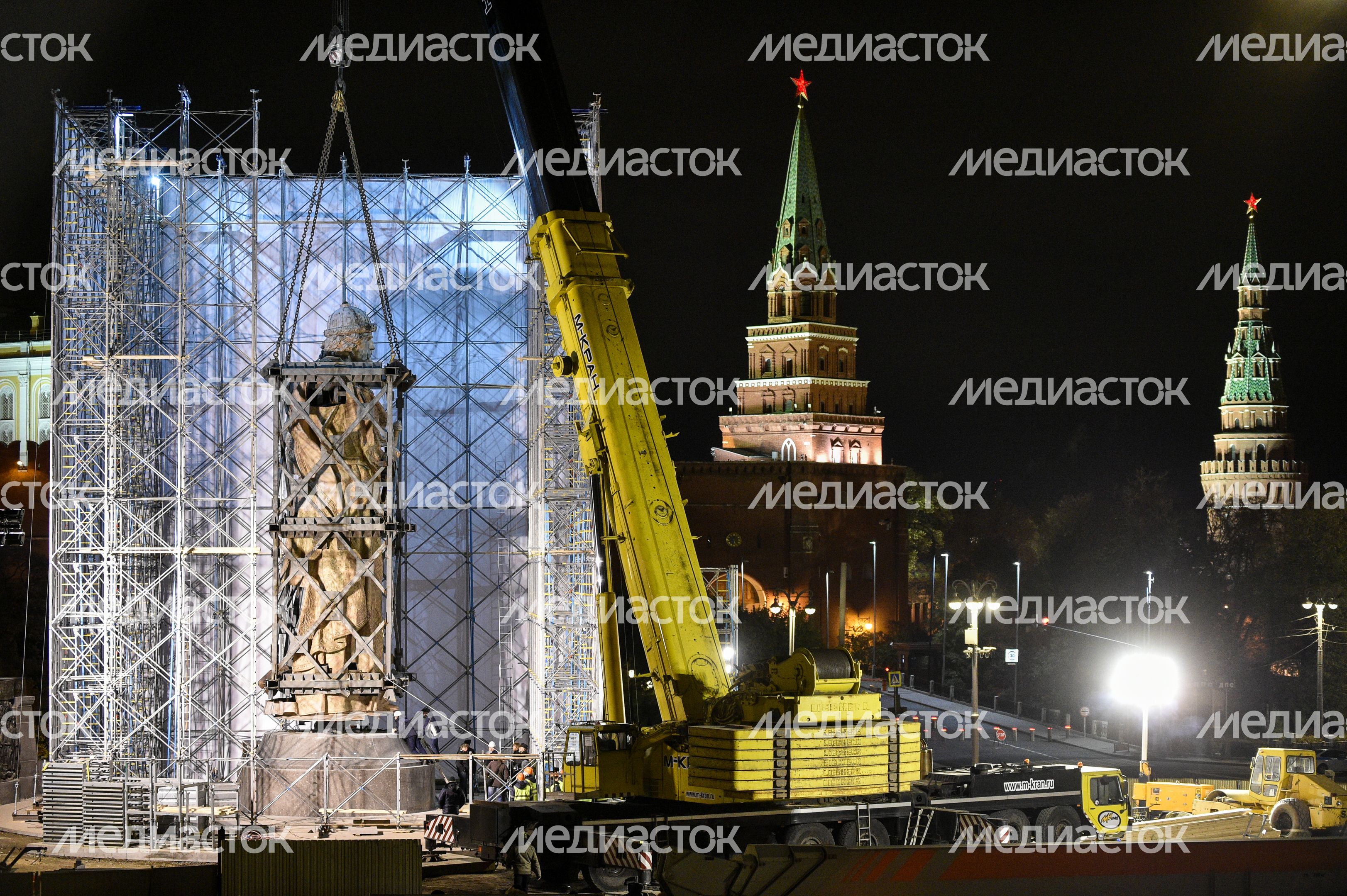 Установка памятника князю Владимиру в Москве