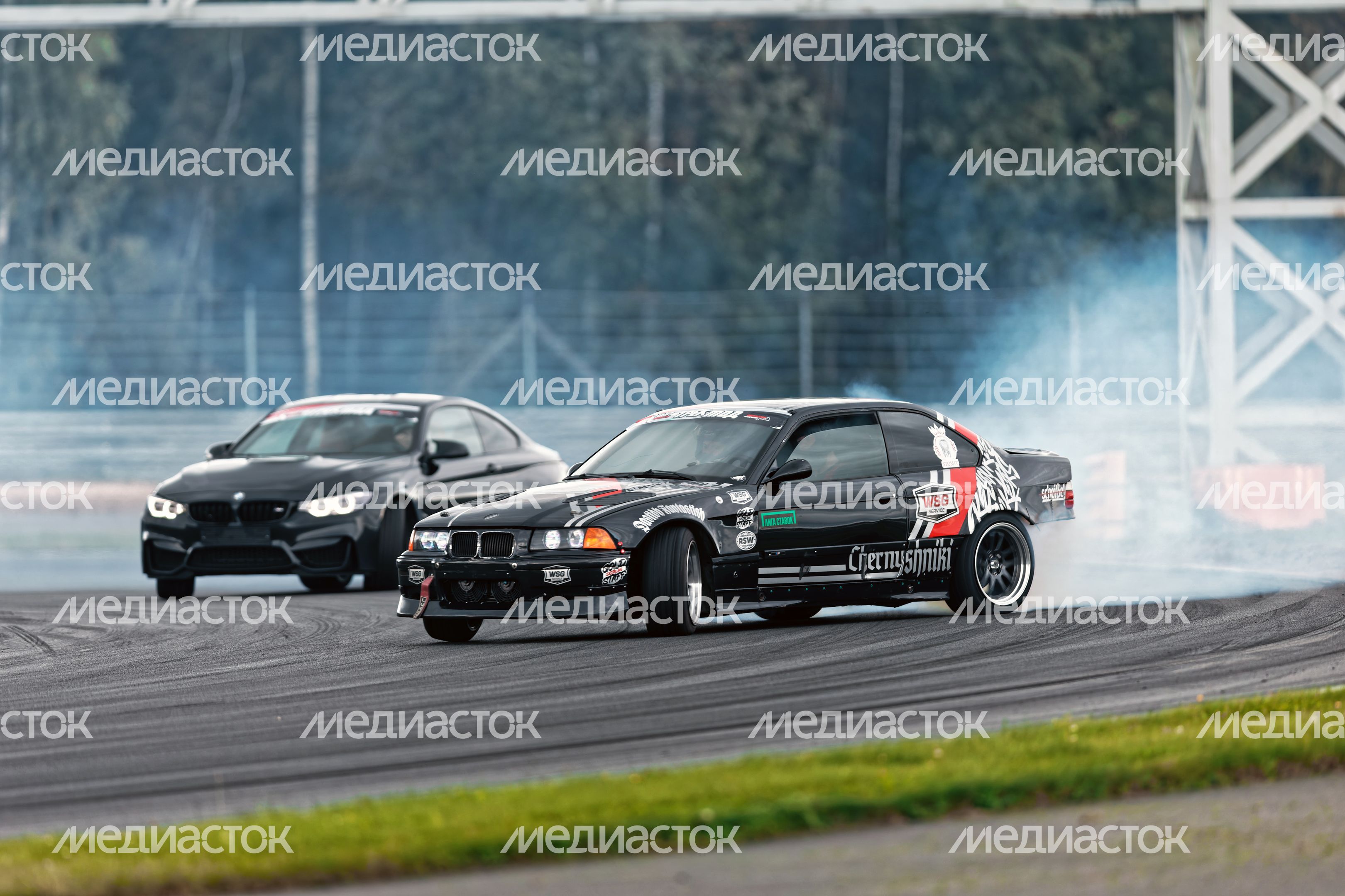 Дрифт-гонка автомобилей по автодрому Moscow Raceway на фестивале «Дрифт Экспо» в Волоколамске