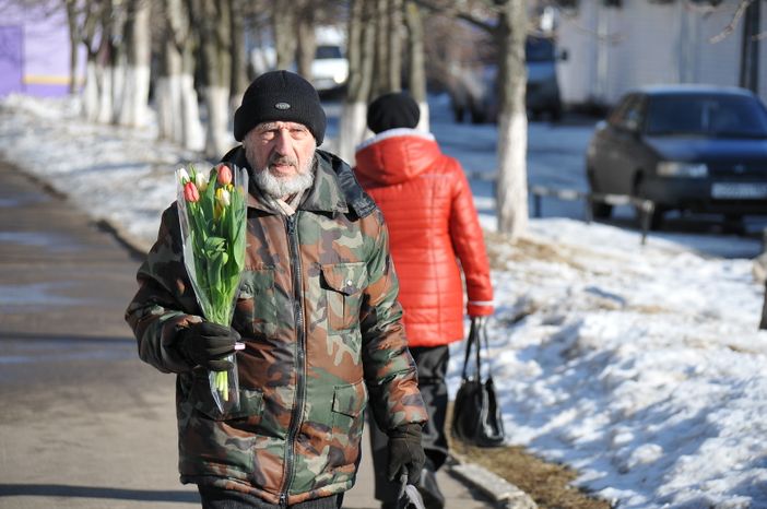 Мужчина с букетом тюльпанов в Ступино