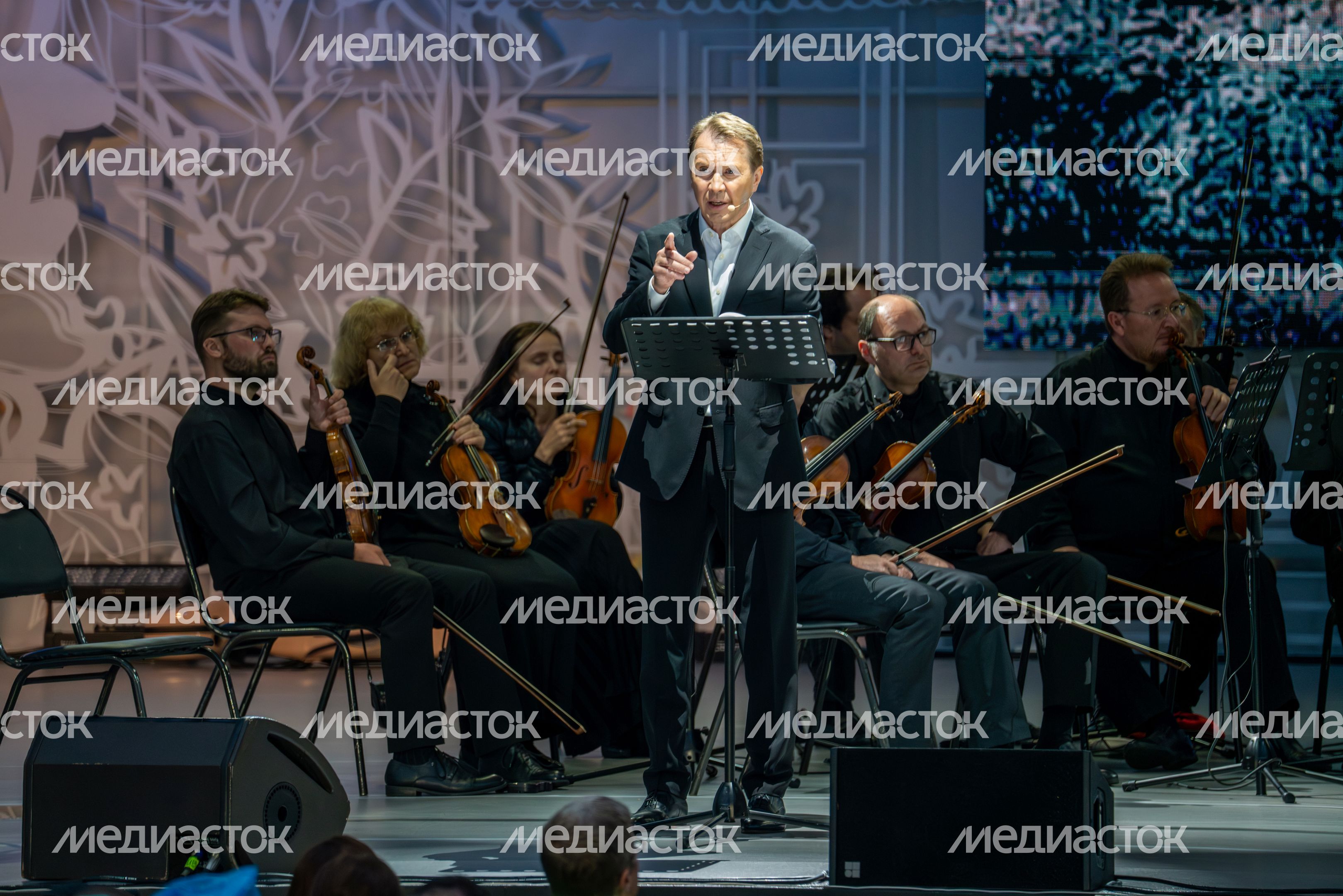 Актер Евгений Миронов в спектакле-концерте «Бедные люди» на Международном фестивале искусств П.И. Чайковского в Клину