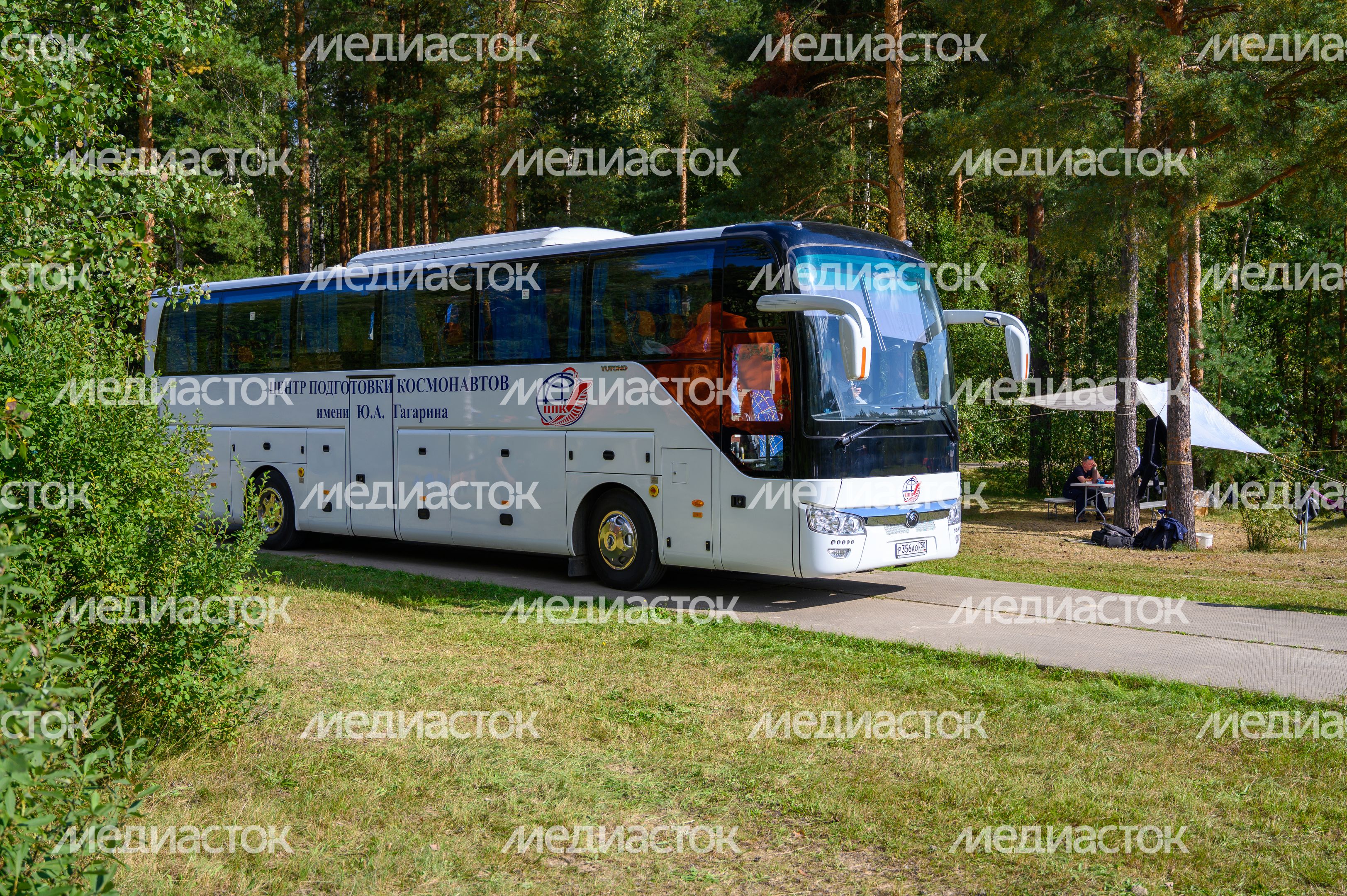 Автобус Центра подготовки космонавтов привез космонавтов на тренировку по действиям после посадки на воду в Ногинске Автобус Центра подготовки космонавтов привез космонавтов на тренировку по действиям после посадки на воду в Ногинске