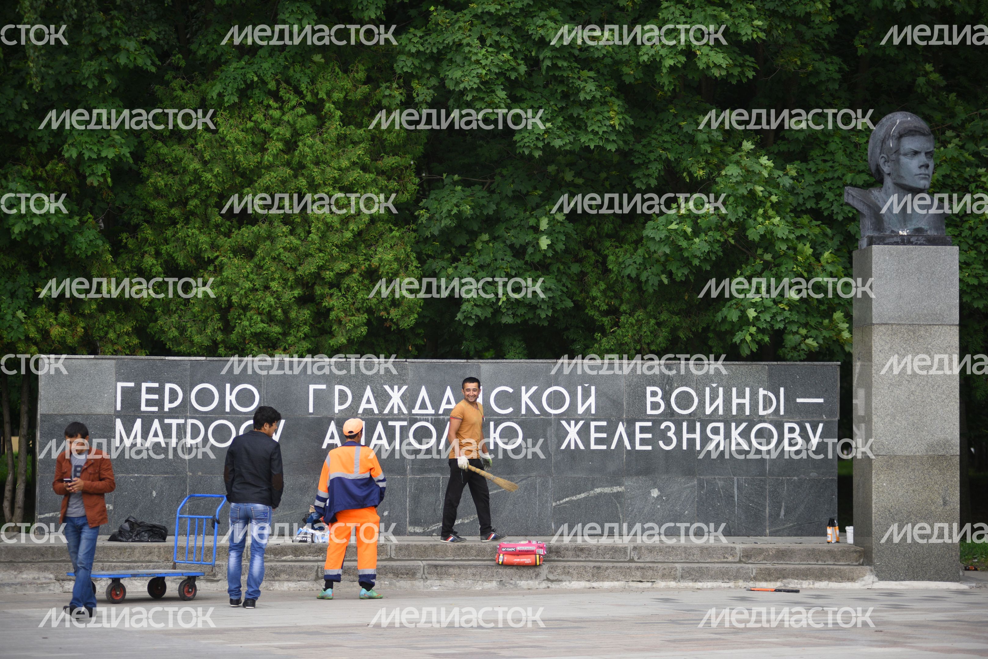 Памятник матросу Анатолию Железнякову в Долгопрудном Памятник матросу Анатолию Железнякову в Долгопрудном
