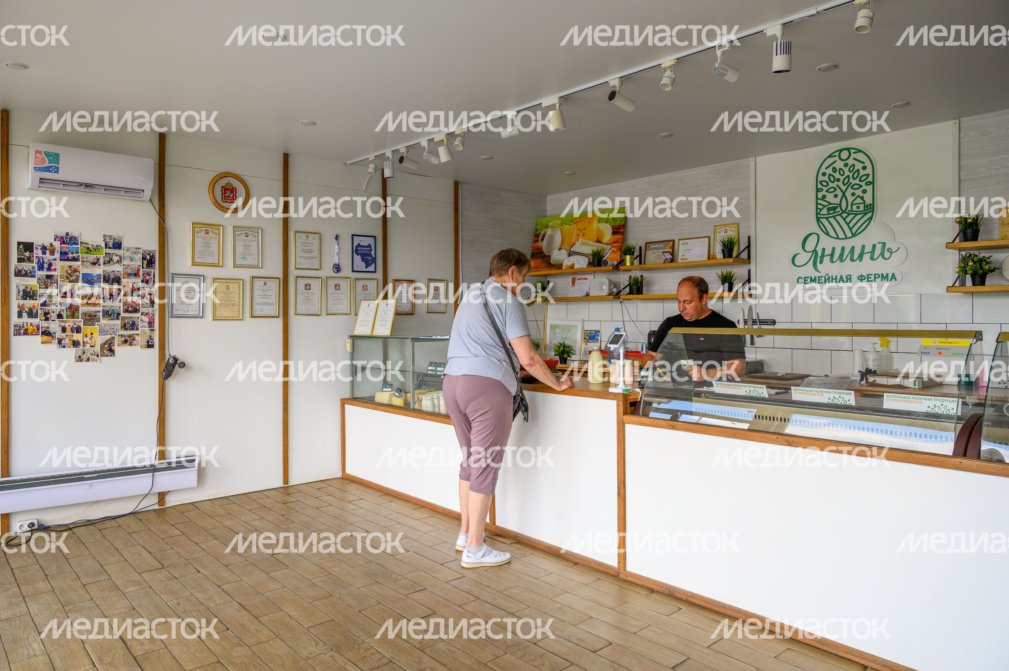 Магазин с молочными продуктами на семейной ферме «Янинъ» в деревне Новое