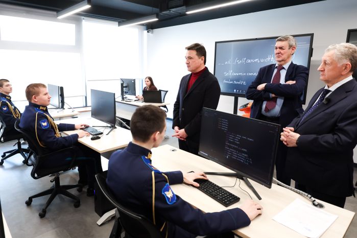 Ребята из технопарка "Исток – РТУ МИРЭА" во Фрязино показали Андрею Воробьеву свои разработки