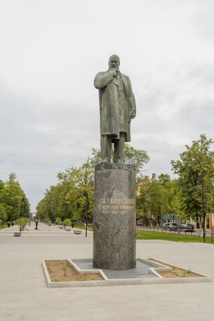 Памятник Н.Е. Жуковскому