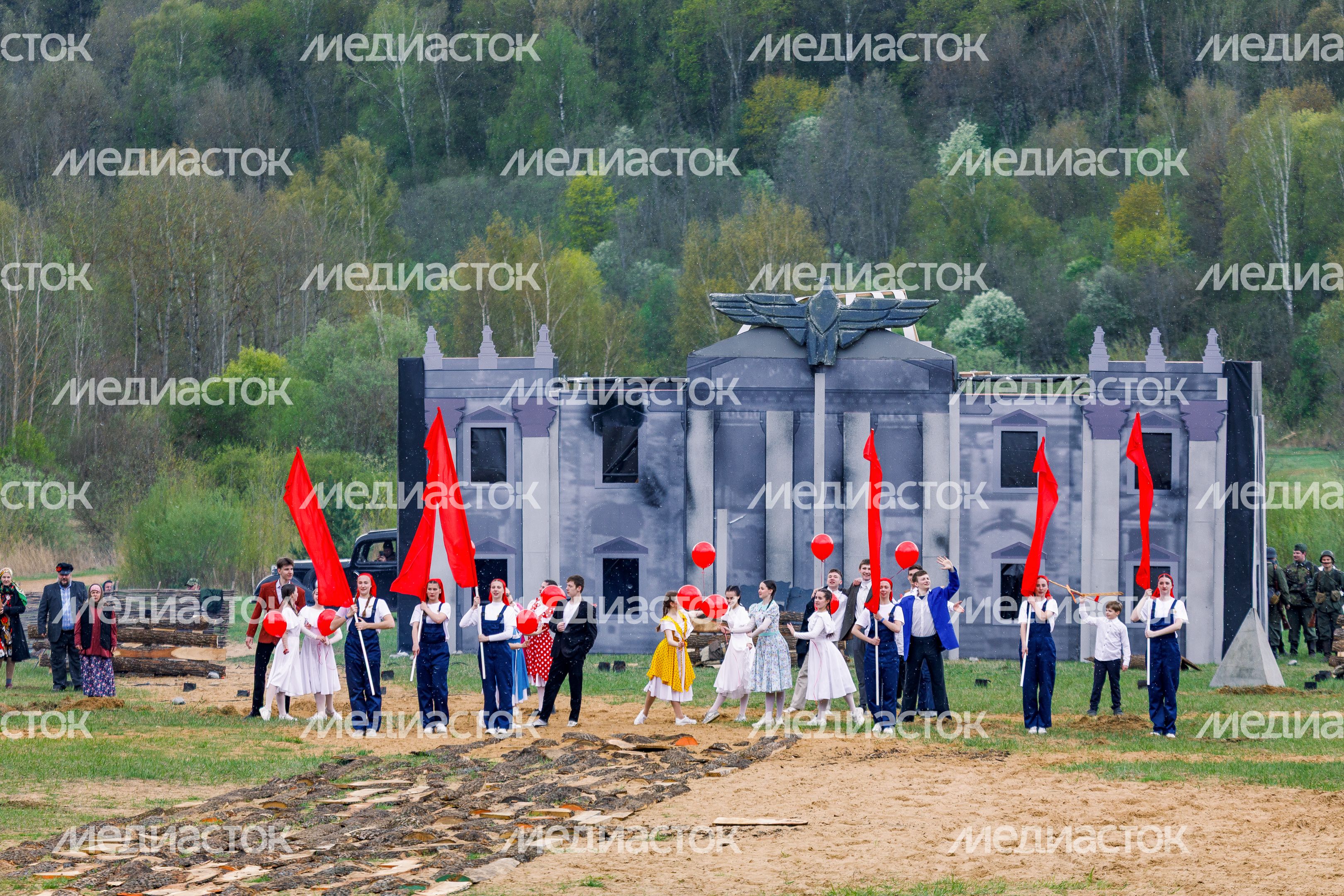 Военно-историческая реконструкция "Успех в единстве поколений" в Химках Военно-историческая реконструкция "Успех в единстве поколений" в Химках
