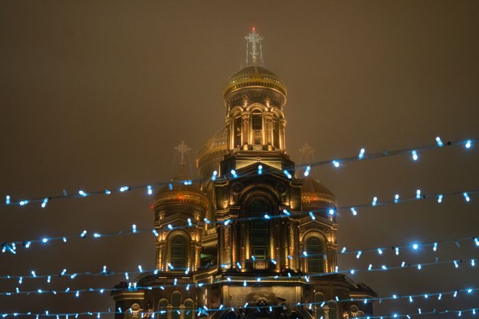 Новогодняя иллюминация на Соборной площади Главного храма Вооруженных Сил России в парке «Патриот»