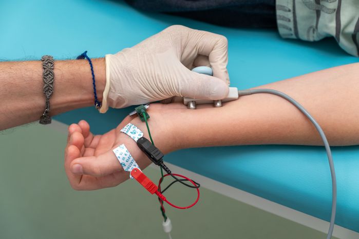 Ребенку проводят исследование в отделении функциональной диагностики Детского клинического центра им. Л.М. Рошаля