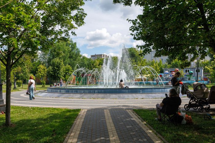 Фонтан в Центральном парке Реутова летом