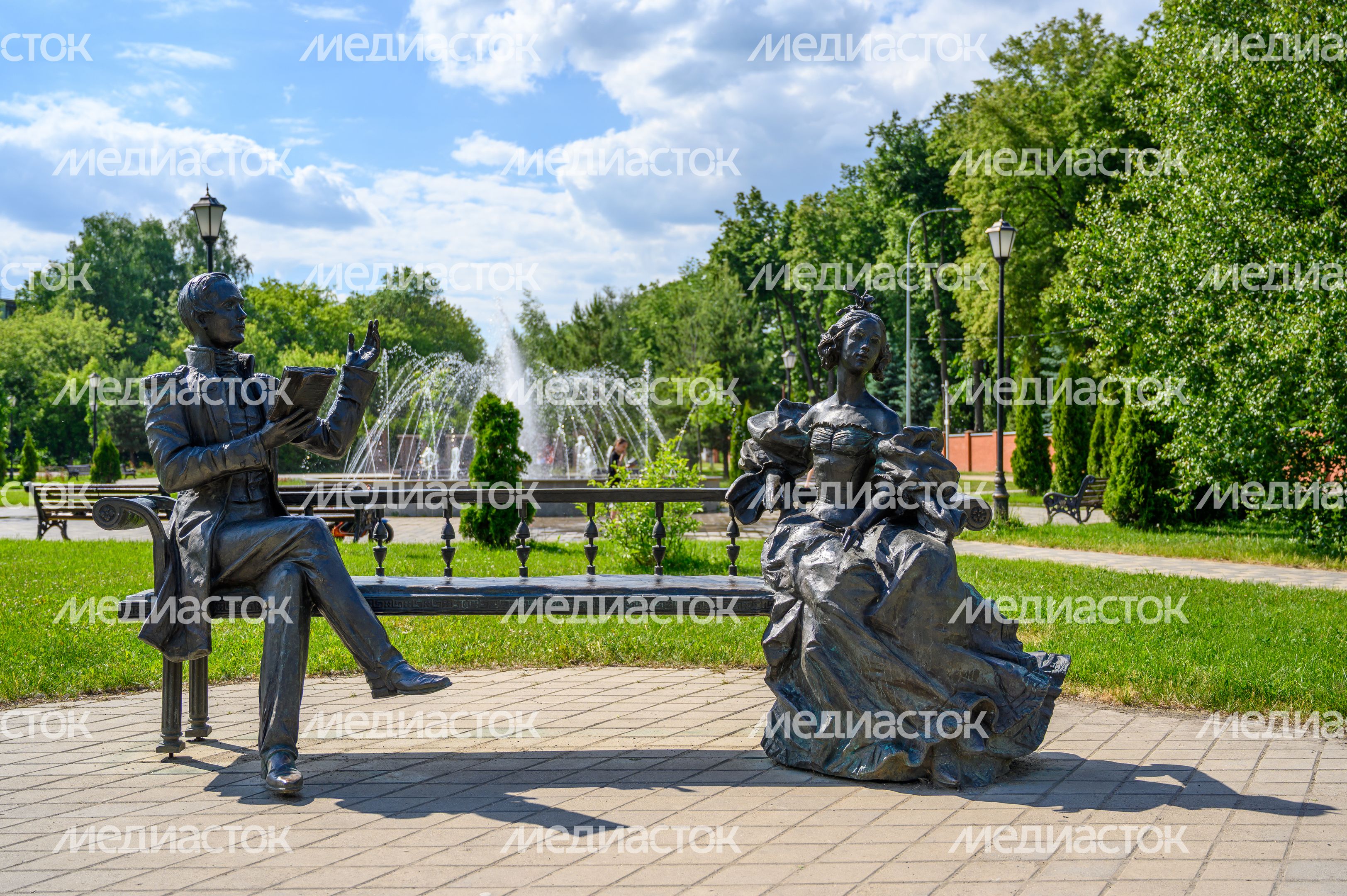 Скульптурная композиция «Лермонтову и его возлюбленной» в Никольском парке города Лосино-Петровский