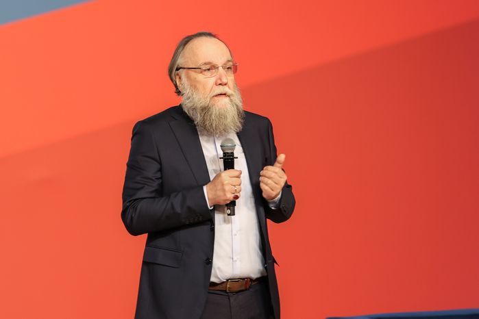 Александр Дугин выступает перед участниками молодежного форума "На государственной службе"