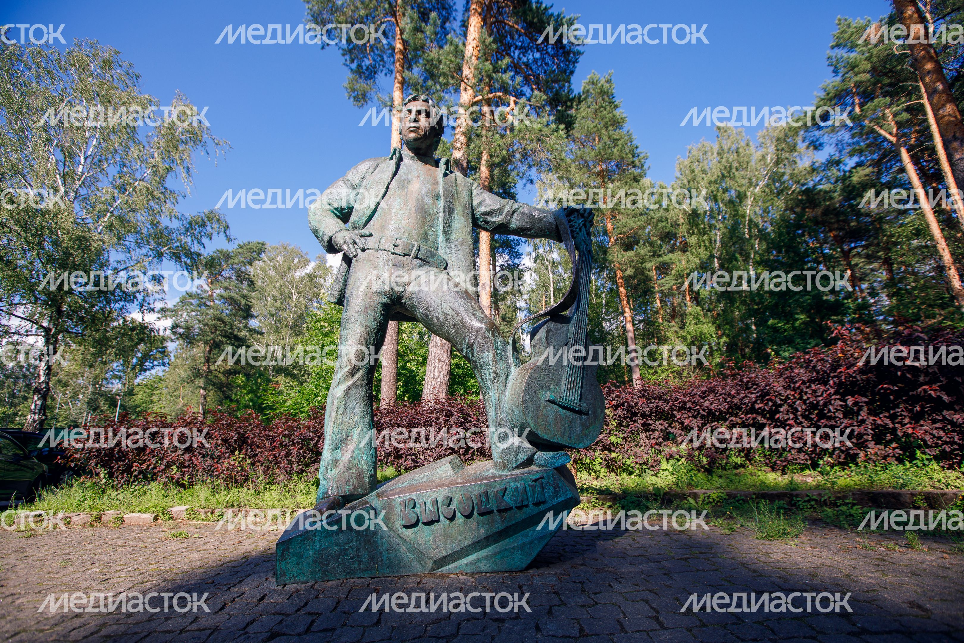 Дубна. Памятник и аллея Высоцкого Дубна. Памятник и аллея Высоцкого