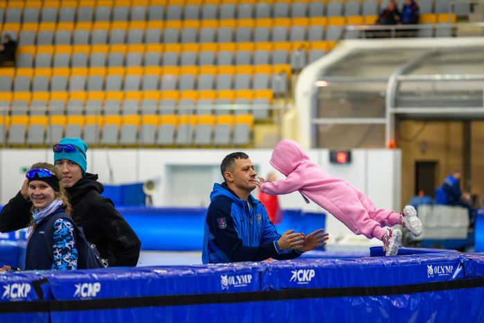 Зрители Чемпионата России 2025 по конькобежному спорту в Коломне