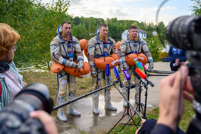Астронавт NASA Маркос Берриос, космонавты Роскосмоса Олег Кононенко и Александр Гребенкин на тренировке по приземлению