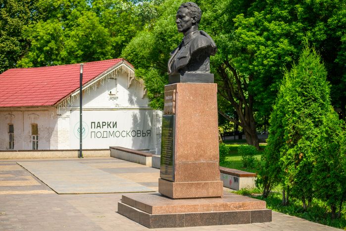 Памятник Виктору Талалихину в парк культуры и отдыха имени Виктора Талалихина в Подольске