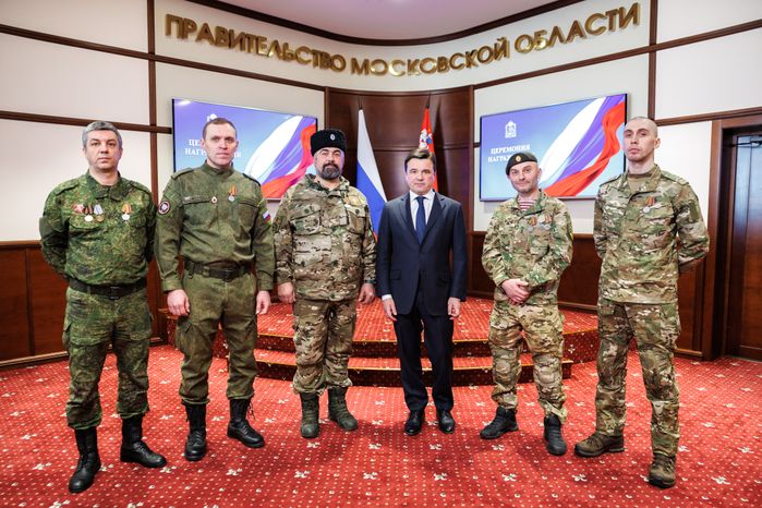 Андрей Воробьев вручил бойцам подразделения БАРС медали "За храбрость" II степени