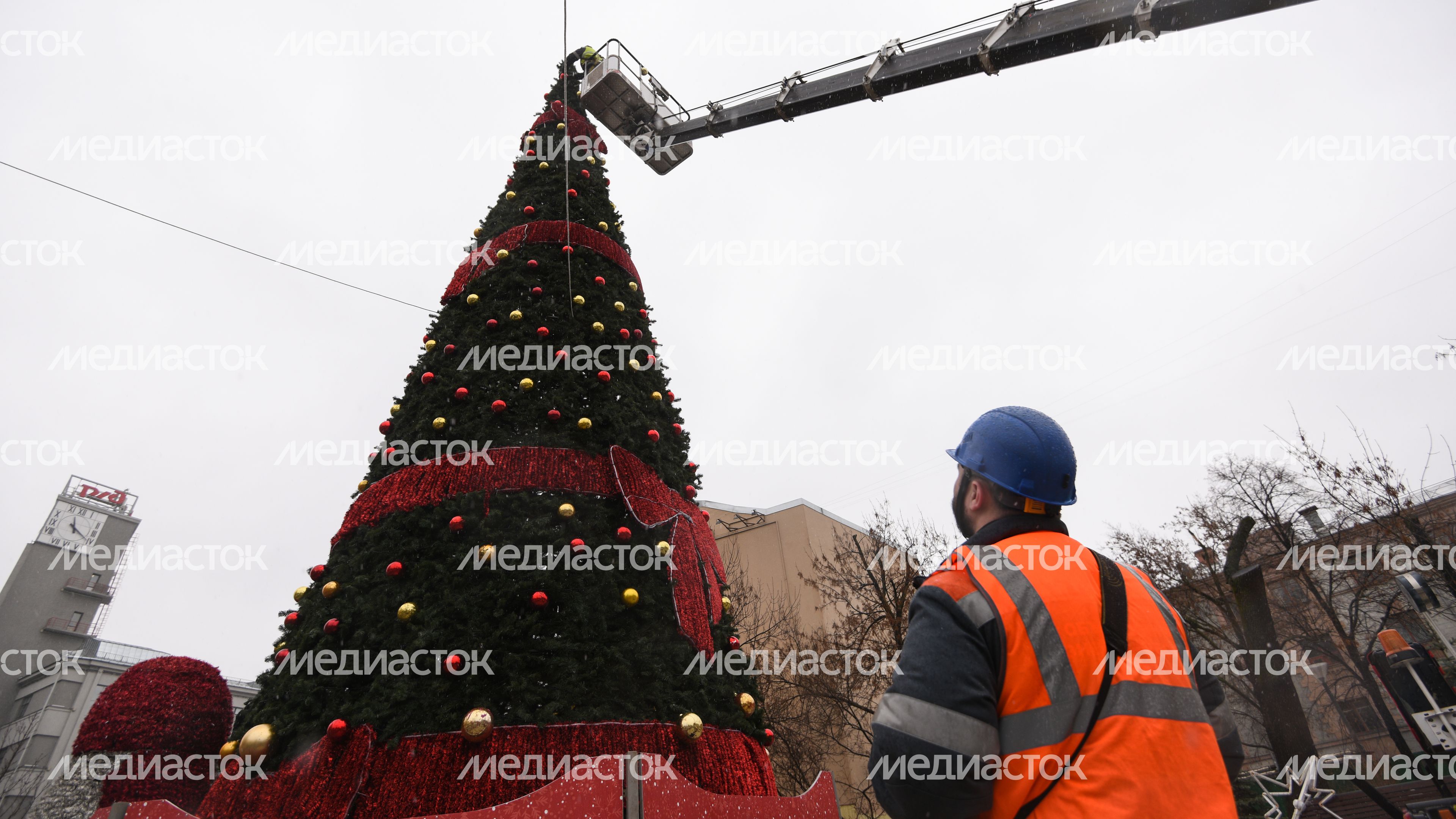 Демонтаж и складирование новогодних елок в Москве