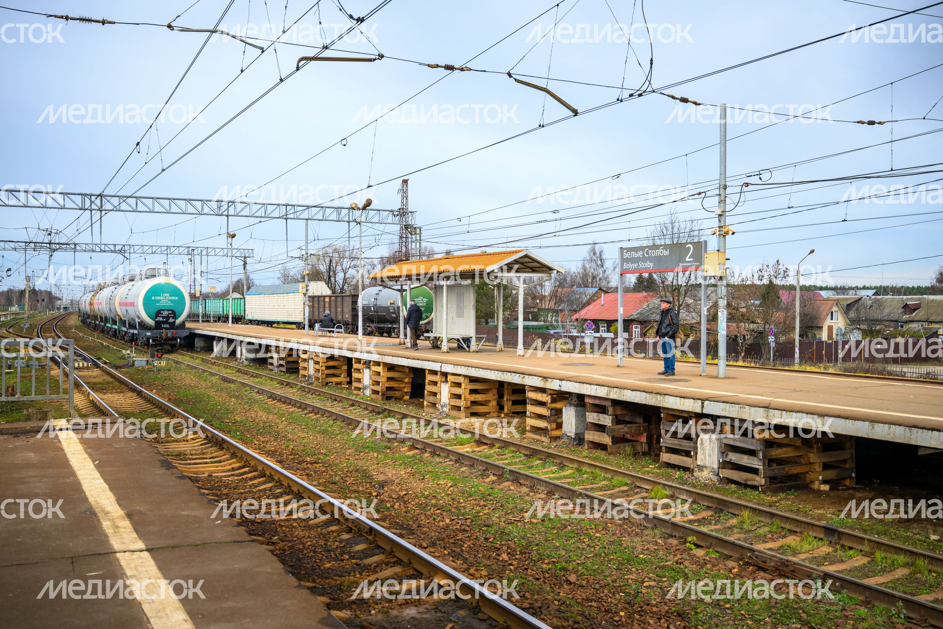 Железнодорожная станция МЦД Белые Столбы в городе Домодедово осенью Железнодорожная станция МЦД Белые Столбы в городе Домодедово осенью