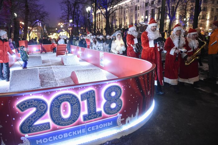 Парад Снегурочек в Москве