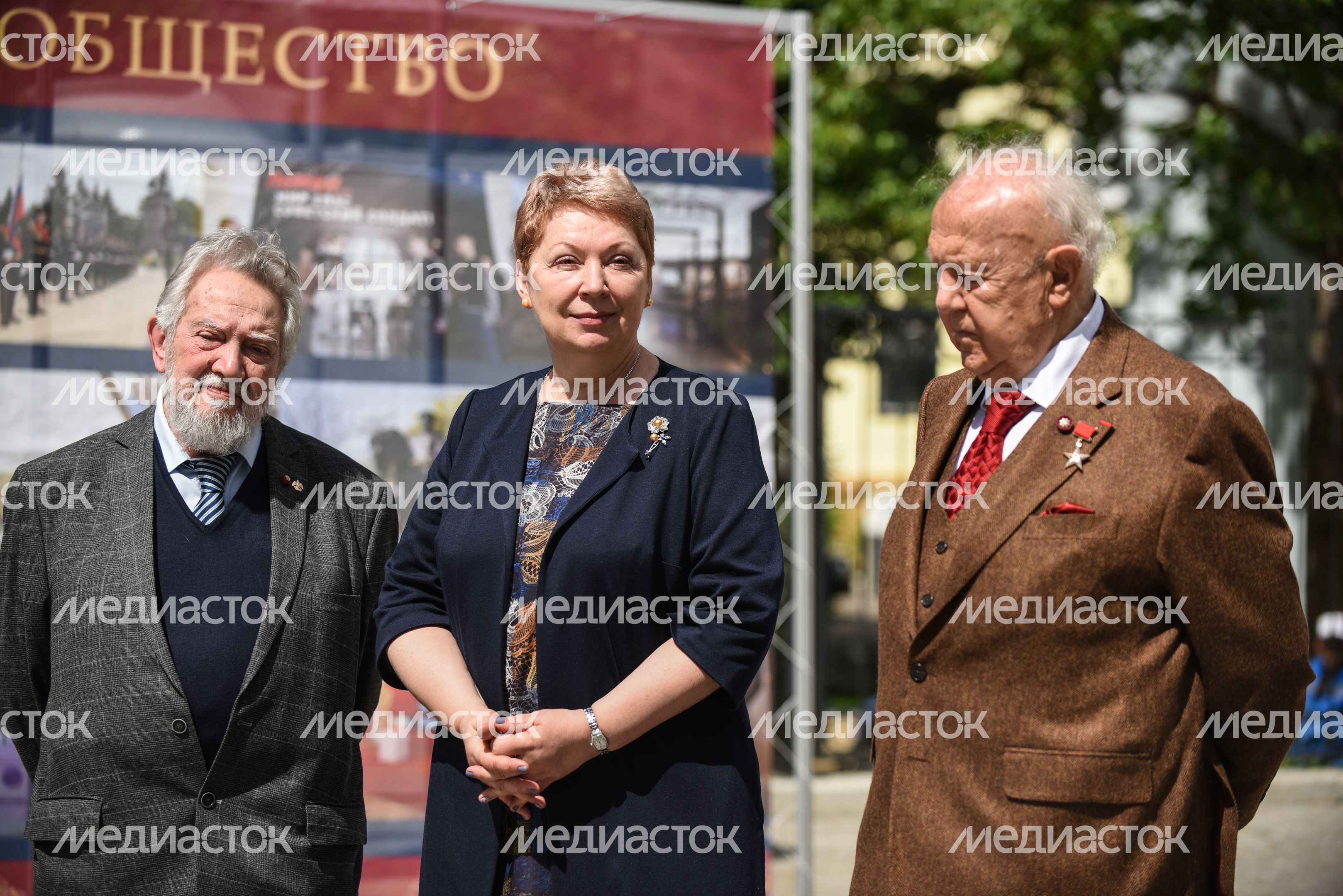 Аллею с 33 бюстами правителей России открыли в центре Москвы Аллею с 33 бюстами правителей России открыли в центре Москвы