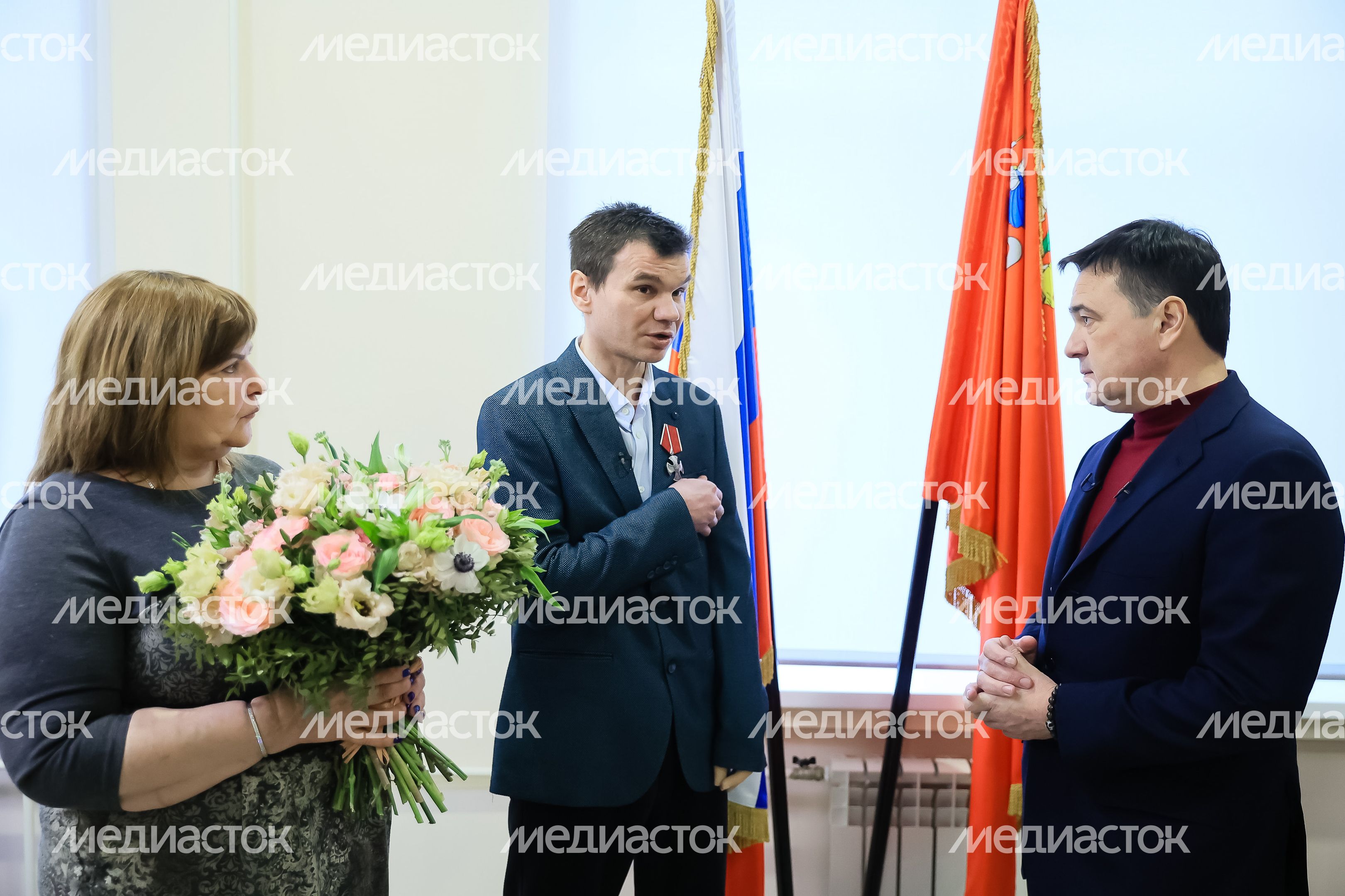 Вручение Губернатором Ордена Мужества добровольцу из Подольска