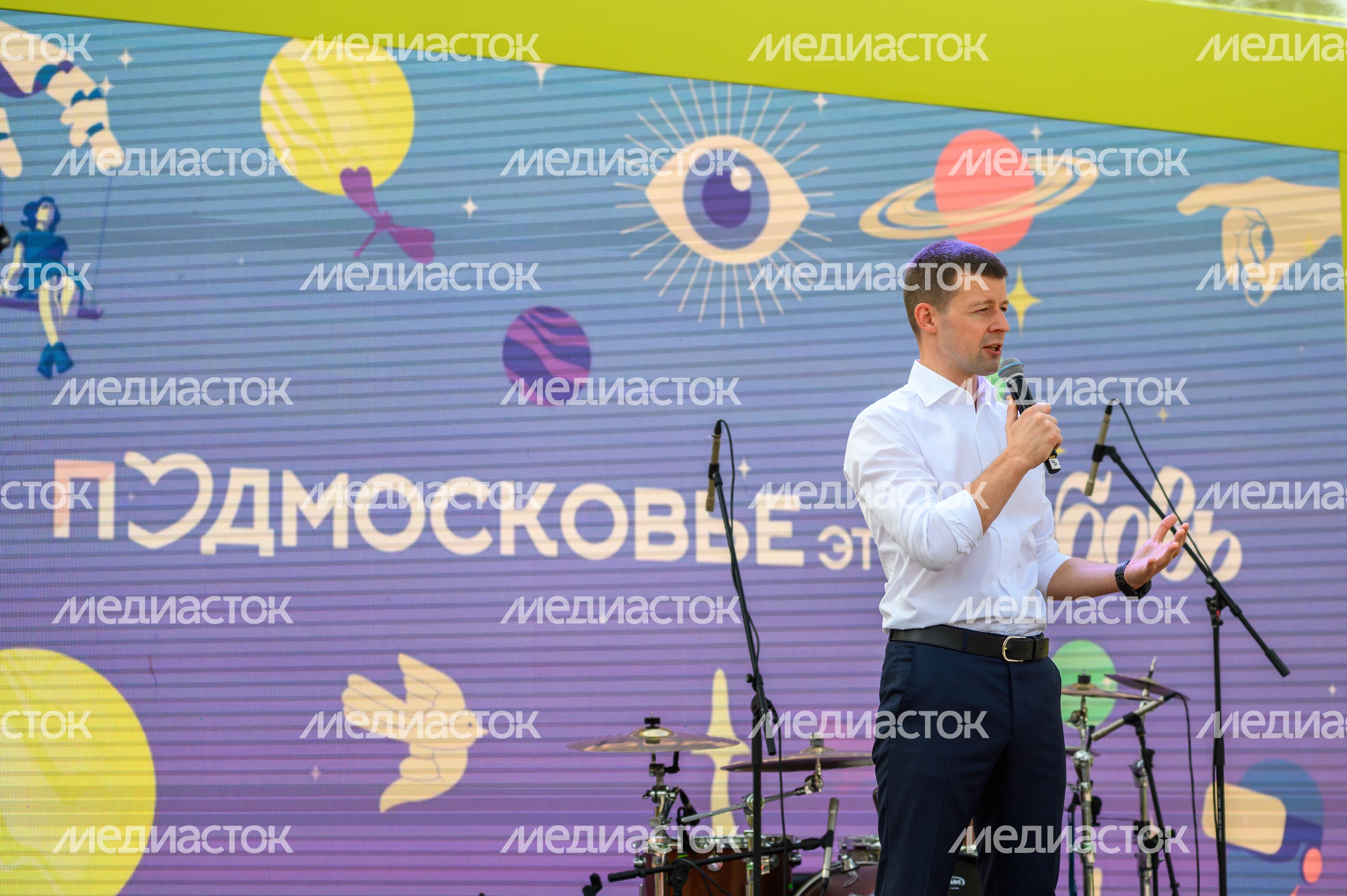 Глава Балашихи Сергей Юров приветствовал гостей и жителей округа на празднике Дня молодежи в Пестовском парке