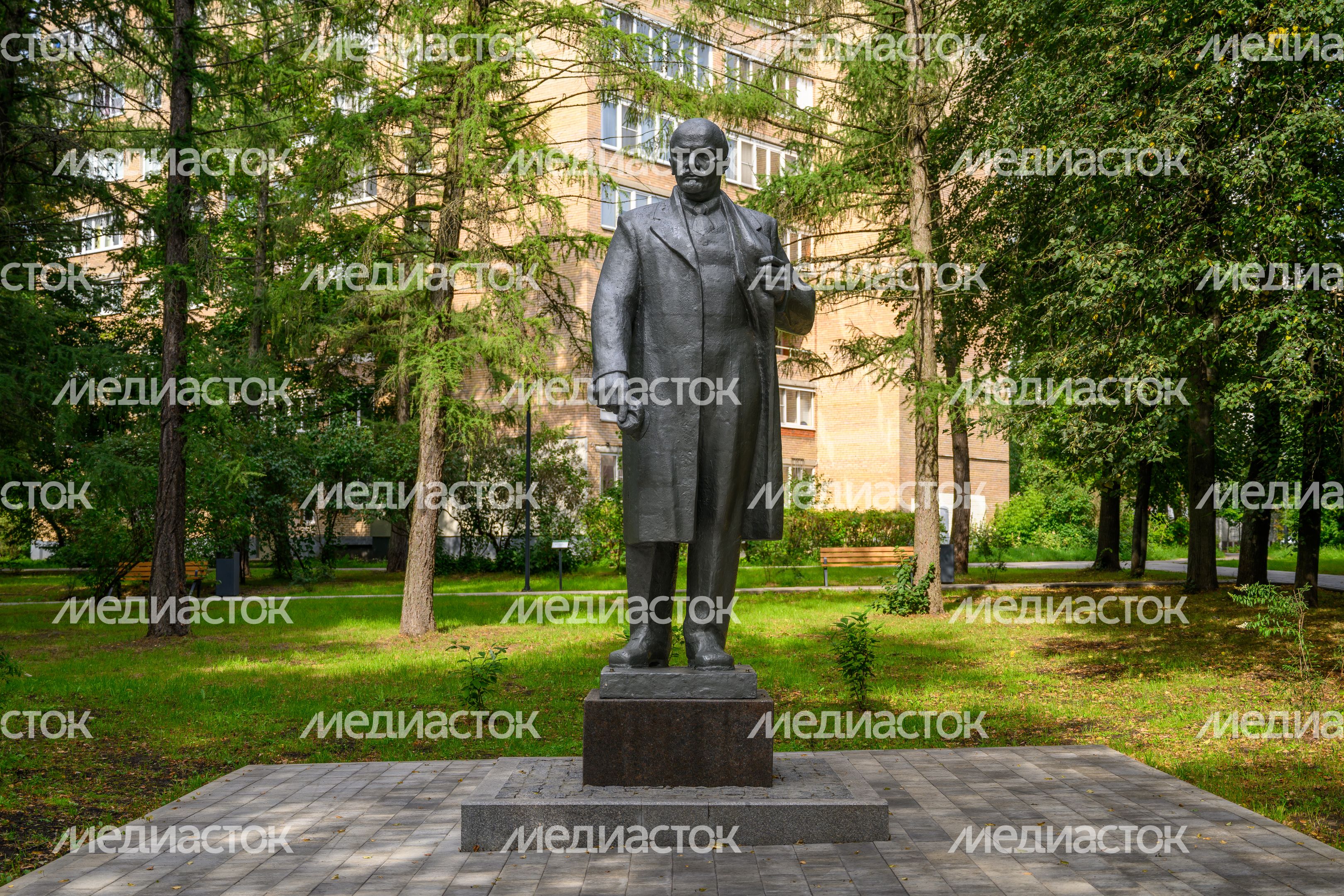 Памятник В.И. Ленину в сквере на улице Крупешина в Балашихе