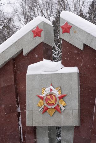 Памятник воинам, погибшим в Великой Отечественной войне, в поселке Селятино