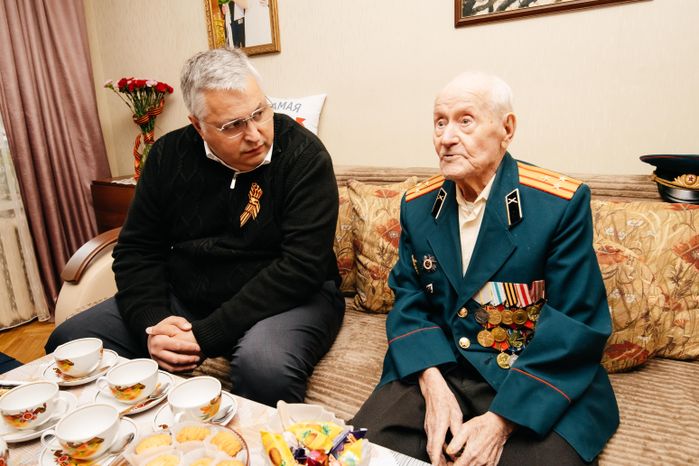 Кирилл Григорьев традиционно навестил ветерана Алексея Галютина в канун Дня Победы