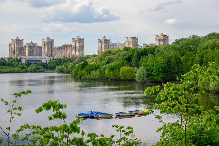 Набережная Борисоглебского озера в Раменском городском парке культуры и отдыха летом