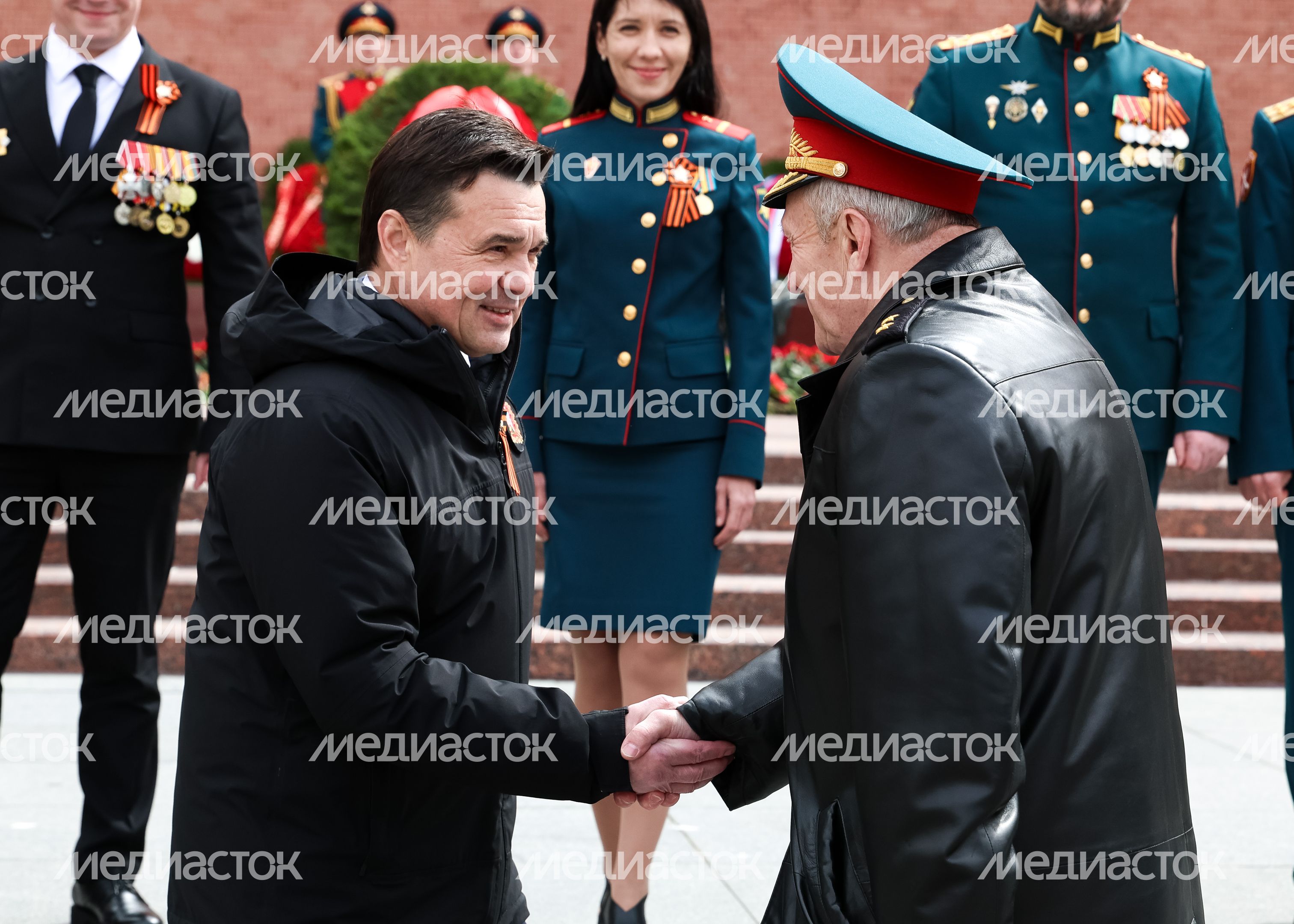 Андрей Воробьев вместе с участниками СВО возложил венок и цветы к Могиле Неизвестного Солдата Андрей Воробьев вместе с участниками СВО возложил венок и цветы к Могиле Неизвестного Солдата