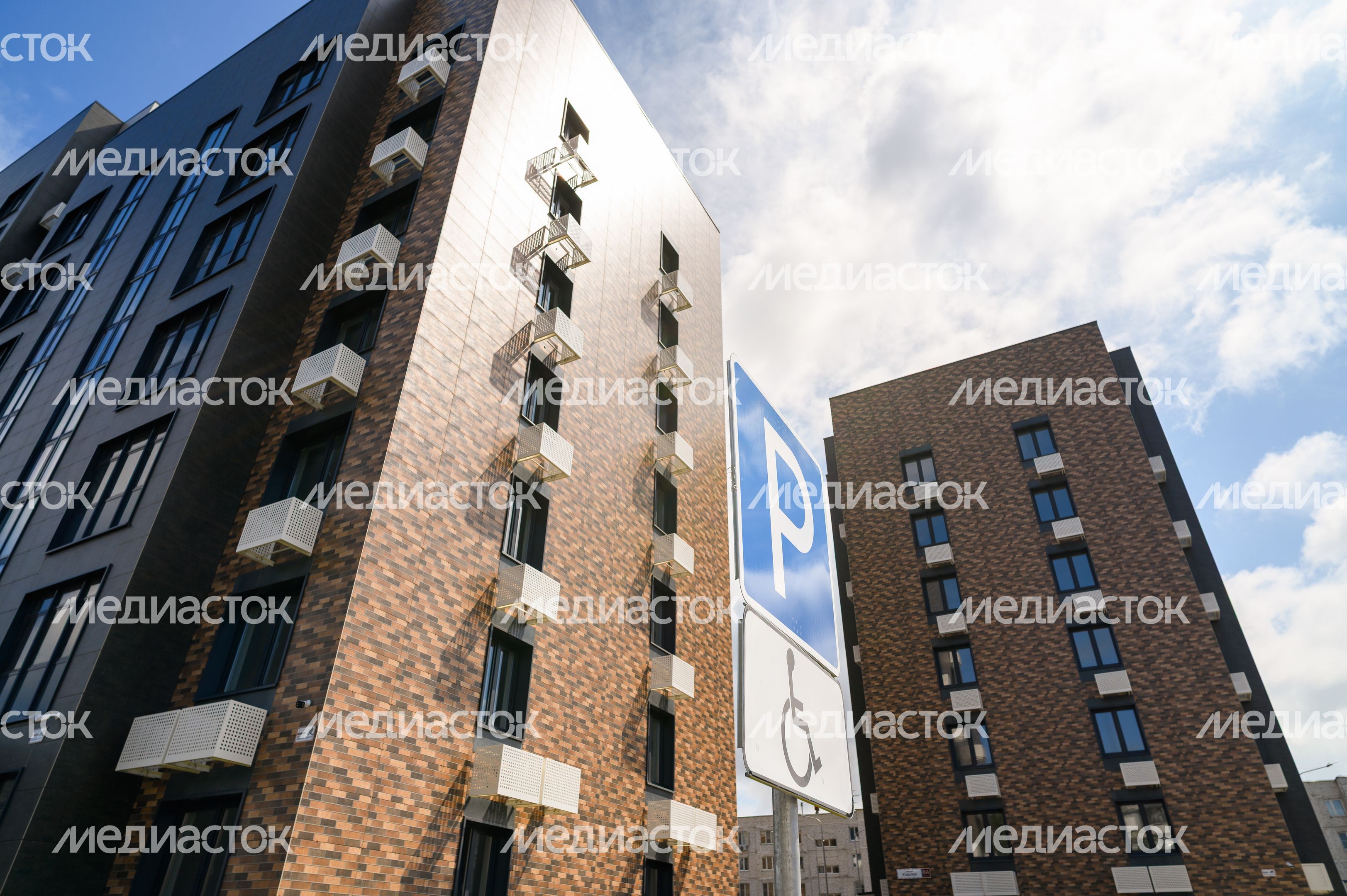 Парковка для инвалидов у многоквартирного дома для переселенцев из аварийного жилья на улице Кирова Парковка для инвалидов у многоквартирного дома для переселенцев из аварийного жилья на улице Кирова