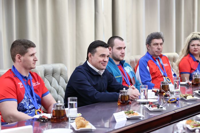 Андрей Воробьёв поздравил команду по следж-хоккею «Гвардия» с победой