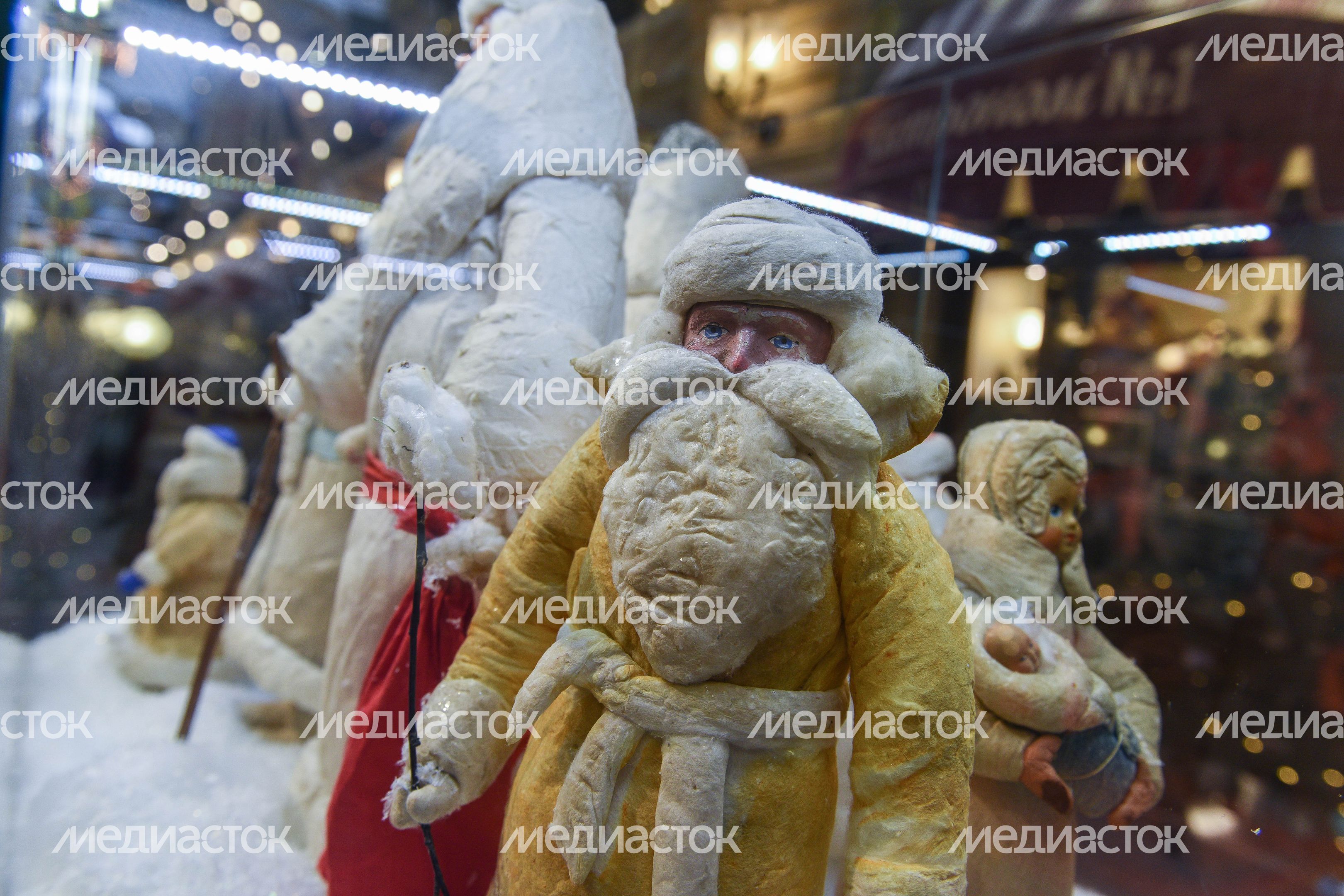Выставка новогодних игрушек в ГУМе из личной коллекции Александра Олешко
