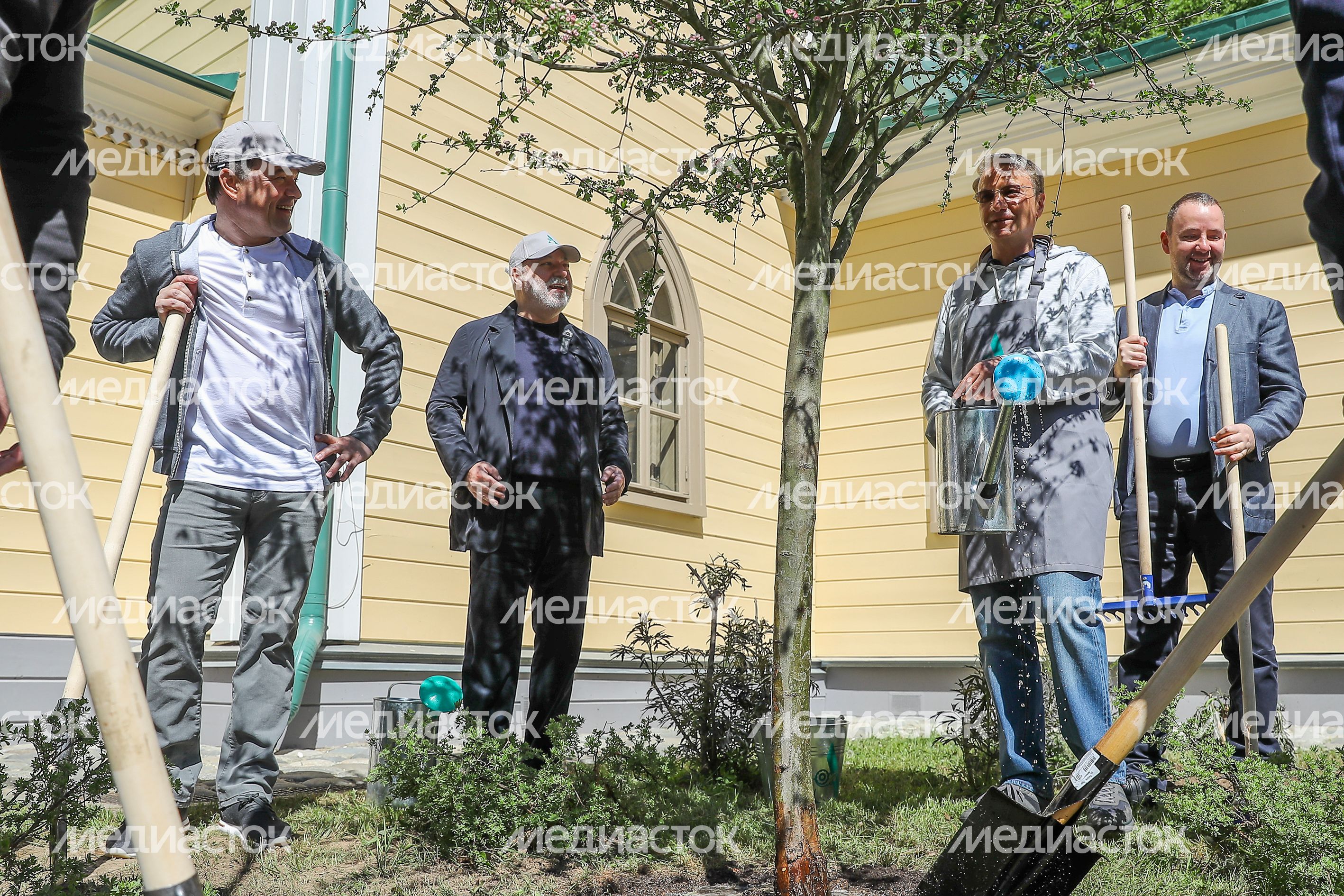 Субботник в музее-усадьбе «Архангельское» с участием губернатора Подмосковья